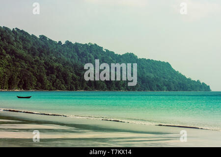 Isolierte Radhanagar Boot am Strand von Havelock Island, Andaman und Nicobar Inseln Stockfoto