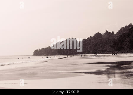 Menschen, die weit weg an Radhanagar Strand von Havelock Island, Andaman und Nicobar Inseln Stockfoto
