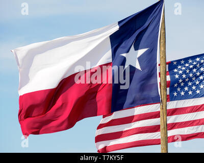 Das Texas State Flag Flag mit Vereinigten Staaten im Hintergrund fliegt Am2019 Texas Sandfest in Port Aransas, Texas USA. Stockfoto