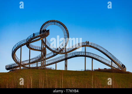 Großskulptur "Tiger & Schildkröte" - Magic Mountain designed by Heike Mutter und Ulrich Genth, Duisburg, Deutschland Stockfoto