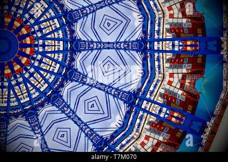 Hafen von Felixstowe, Suffolk - Juni 2018: Abstract Kaleidoskop von Kränen und Transportbehälter. Stockfoto