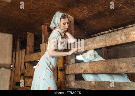 Mode Frau in der Scheune auf dem Bauernhof Stockfoto