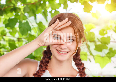 Freundlich lächelnde Mädchen zeigt Geste alles OK in der Natur Stockfoto