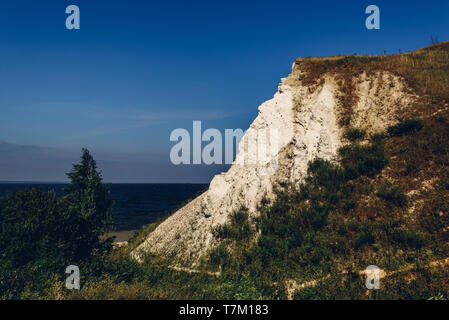 Landschaft einer dolomit Klippe neben dem Fluss Stockfoto