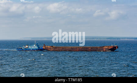 Blau Frachtschiff auf der Wolga Stockfoto