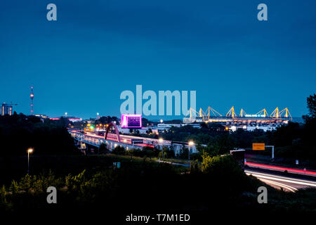 Skyline von Dortmund, mit der Autobahn A40 (Ruhrschnellweg, Westfalendamm) in der Stadt Dortmund als Bundesstraße 1, Fußball Stadion Signal Iduna Park (Westfalenstadion), Westfalen Halle und Fernsehturm Stockfoto