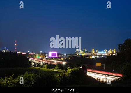 Skyline von Dortmund, mit der Autobahn A40 (Ruhrschnellweg, Westfalendamm) in der Stadt Dortmund als Bundesstraße 1, Fußball Stadion Signal Iduna Park (Westfalenstadion), Westfalen Halle und Fernsehturm Stockfoto