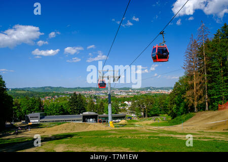 Overhead Seilbahnen an der unteren Station der Seilbahn auf dem Pohorje in Maribor, Slowenien, Mariborsko Pohorje Skipisten sind beliebte Wanderziele in Stockfoto