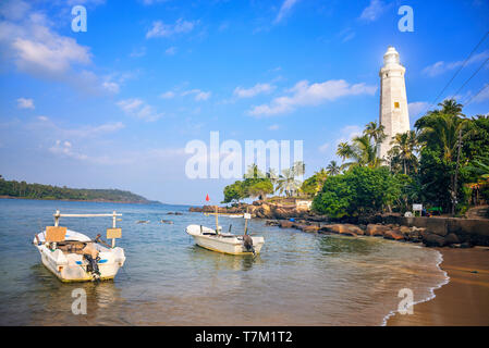 Weißen Leuchtturm an der Küste des Ozeans Stockfoto