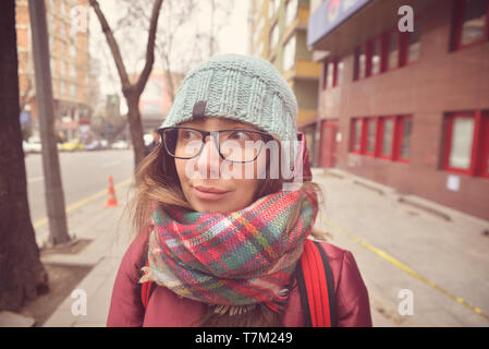 Mädchen in einem Hut und Brille Stockfoto