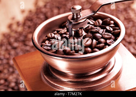 Kaffeebohnen in der Kaffeemühle closeup Stockfoto