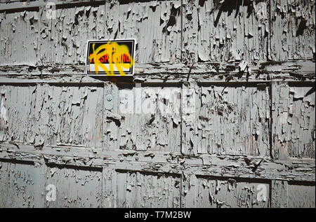 Graffiti auf einem kein Übertreten Schild auf einem Verwitterten und die Farbe blätterte ab Holz Garagentor im Lager Arts District in der Innenstadt von Tucson, AZ Stockfoto