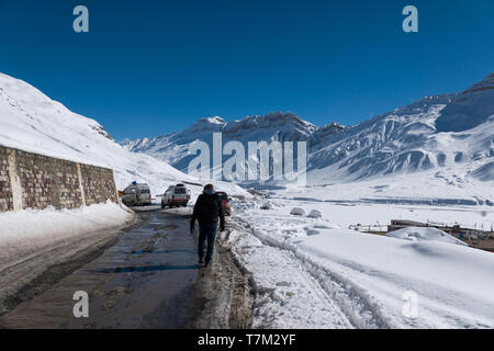 Winter mit Schnee schöne & Lonely Planet in Spiti Valley, Himachal Pradesh, Indien - Mann zu Fuß durch eisigen glatten Straßen Stockfoto