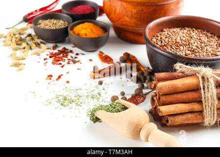Vielfalt der Gewürze auf weißem Hintergrund Stockfoto