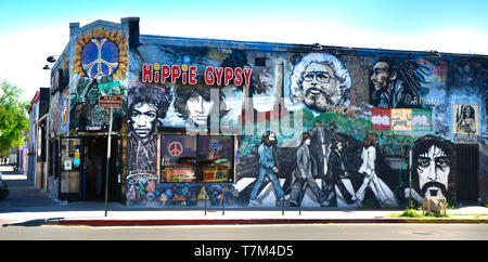 Eine leistungsstarke Wandgemälde von Dead Rock Stars auf der Seite der Hippie Zigeuner, ein Rauchmelder shop Emporium auf historischen 4th Avenue in der Innenstadt von Tucson, AZ Stockfoto