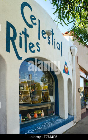 Die Himmlischen Riten storefront Anzeigen ein Array von metaphysischen Künste und liefert auf historischen 4th Avenue in der Innenstadt von Tucson, AZ Stockfoto
