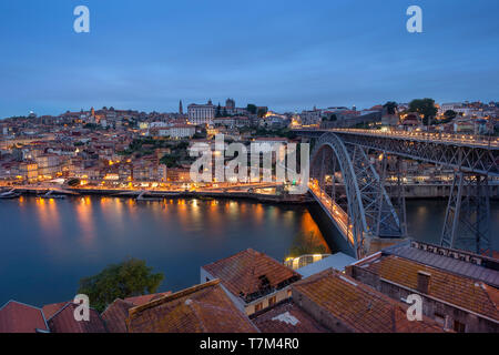 Porto bei Sonnenuntergang, Blick über den Rio Douro und die Ponte Luis I Brücke. Stockfoto