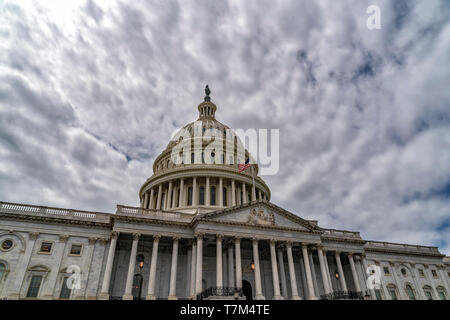 Washington Dc Capitol mit wehende Flagge auf bewölkten Himmel Stockfoto