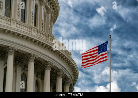 Washington Dc Capitol mit wehende Flagge auf bewölkten Himmel Stockfoto