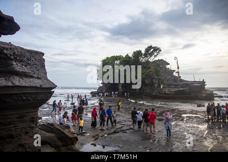 BALI, Indonesien - 26. JANUAR 2019: Nicht identifizierte Personen von Tanah Lot Tempel auf Bali, Indonesien. Es ist alte hinduistische Wallfahrt Tempel und einer von Bali" Stockfoto