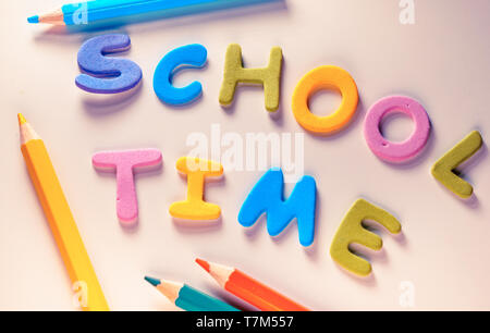 Schule Zeit Worte über Schreibtisch ein Kid's Stockfoto