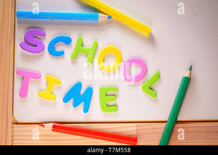 Schule Zeit Worte über Schreibtisch ein Kid's Stockfoto