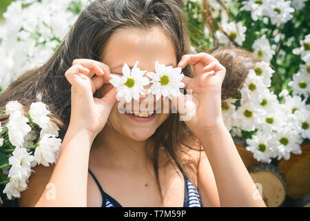 Kamille Blumen erblühen und nettes Mädchen Stockfoto