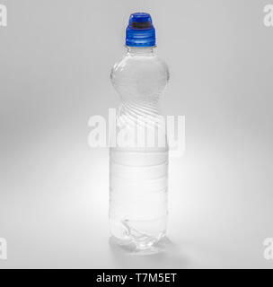 Transparenter Kunststoff Flasche mit einem blauen Kork mit einem Trinker mit Wasser gefüllt. Stockfoto