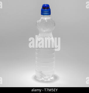 Transparenter Kunststoff Flasche mit einem blauen Kork mit einem Trinker mit Wasser gefüllt. Stockfoto