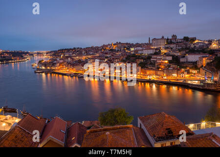 Porto bei Sonnenuntergang, Blick über den Rio Douro auf den Stadtteil Ribeira und Stadtbild. Stockfoto