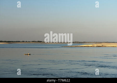 Blick auf kleines Fischerboot und Majuli Island ist der weltweit größte Insel, Assam Indien. Stockfoto