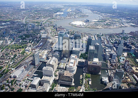 Das Finanzviertel Canary Wharf London aus der Luft und die Themse in Richtung Greenwich und der O2 Arena. Stockfoto