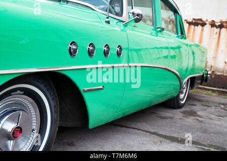 1955 Buick Roadmaster im Bicester Heritage Center 'Drive es Tag'. Bicester, Oxfordshire, England Stockfoto