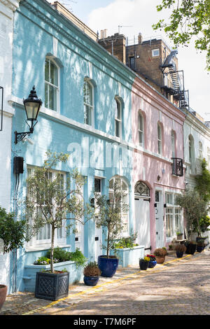 Blau und Rosa bemalten Häusern. Ennismore Gärten Mews, South Kensington, London. England Stockfoto