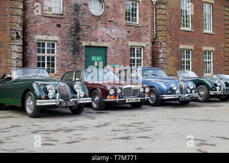 Vintage Jaguar und Daimler Autos im Bicester Heritage Center 'Drive es Tag'. Bicester, Oxfordshire, England Stockfoto