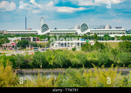 Orlando, Florida. April 7, 2019. Panoramablick auf Convention Center in hellblau Himmel bewölkt Hintergrund in den International Drive. Stockfoto