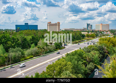 Orlando, Florida. April 7, 2019. Doubletree by Hilton, Hyatt Regency und Rosen Centre auf Hellblau bewölkt Hintergrund am International Drive. Stockfoto