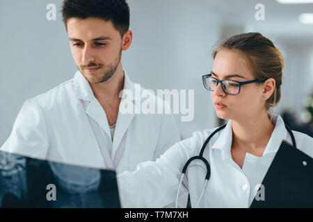 Gruppe von Medizinstudenten üben an der Klinik Stockfoto