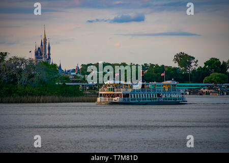 Orlando, Florida. April 02, 2019. Fähre und Panoramablick auf Cinderella's Castle in den Walt Disney World. Stockfoto