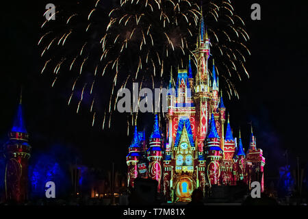 Orlando, Florida. April 02, 2019. Glücklich Überhaupt Nachher ist spektakulär Feuerwerk in Cinderella's Castle in Magic Kingdom (2) Stockfoto