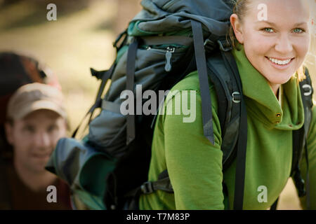 Porträt eines jungen erwachsenen Frau Klettern mit einem Rucksack. Stockfoto