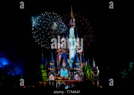 Orlando, Florida. April 02, 2019. Glücklich Überhaupt Nachher ist spektakulär Feuerwerk in Cinderella's Castle in Magic Kingdom (8) Stockfoto