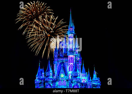 Orlando, Florida. April 02, 2019. Glücklich Überhaupt Nachher ist spektakulär Feuerwerk in Cinderella's Castle in Magic Kingdom (19) Stockfoto