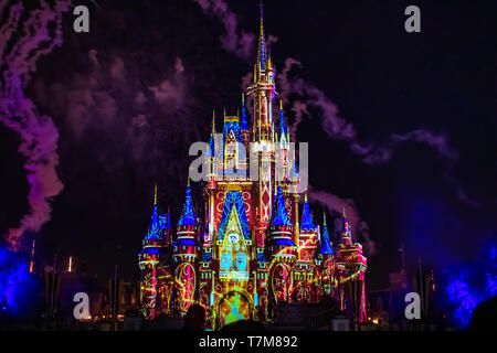 Orlando, Florida. April 02, 2019. Glücklich Überhaupt Nachher ist spektakulär Feuerwerk in Cinderella's Castle in Magic Kingdom (22) Stockfoto