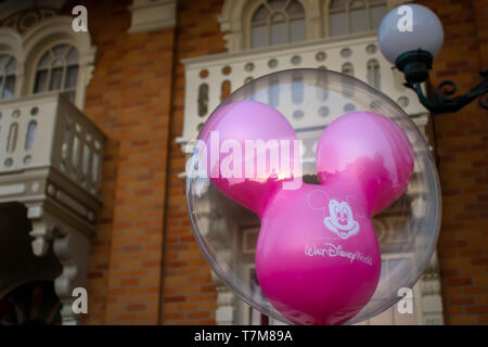 Orlando, Florida. April 02, 2019. Magenta Mickey Mouse Ballon in Magic Kingdom in Walt Disney World (1) Stockfoto