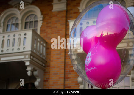 Orlando, Florida. April 02, 2019. Magenta Mickey Mouse Ballon in Magic Kingdom in Walt Disney World (2) Stockfoto