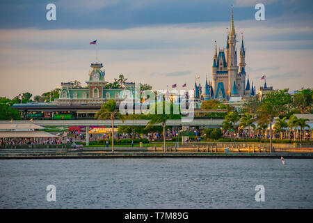 Orlando, Florida. April 02, 2019. Panoramablick auf Cinderella's Castle und vintage Bahnhof in Magic Kingdom in Walt Disney World Stockfoto