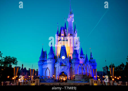 Orlando, Florida. April 02, 2019. Panoramablick über die beleuchtete Cinderella Schloss auf der Blauen Nacht Hintergrund im Magic Kingdom in Walt Disney World (1) Stockfoto