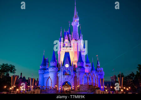 Orlando, Florida. April 02, 2019. Panoramablick über die beleuchtete Cinderella Schloss auf der Blauen Nacht Hintergrund im Magic Kingdom in Walt Disney World (2) Stockfoto