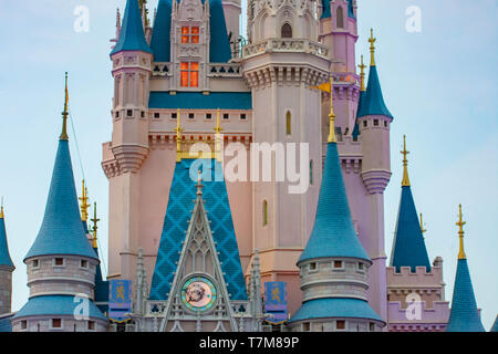 Orlando, Florida. April 02, 2019. Teilansicht von Cinderella's Castle auf der hellblaue Hintergrund bei der Walt Disney World (1) Stockfoto